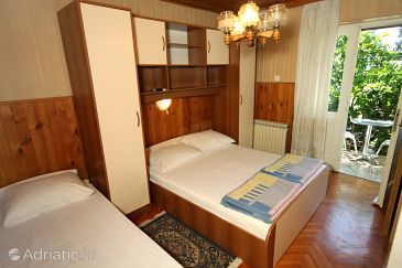 Room S-9128-e - Apartments and Rooms Makarska (Makarska) - 9128